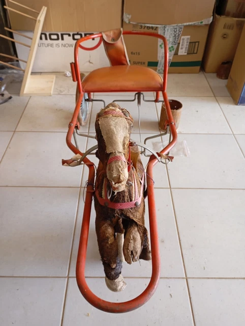 La Donna Che Controlla Il Suo Taglio Di Capelli Isolato Su Bianco Fotografia Stock - Immagine Di - Foto 8