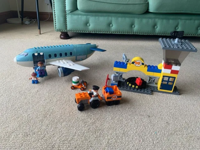 Vintage LEGO Duplo airport & plane 5595 discontinued Missing 5 pieces