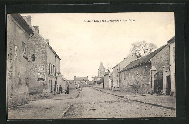 CPA Bernes, pres Bruyeres-sur-Oise, vue de la rue avec vue sur l'Église