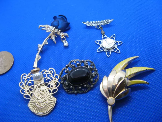 Job Lot Of 5 Vintage & Modern Costume Jewellery Brooches.