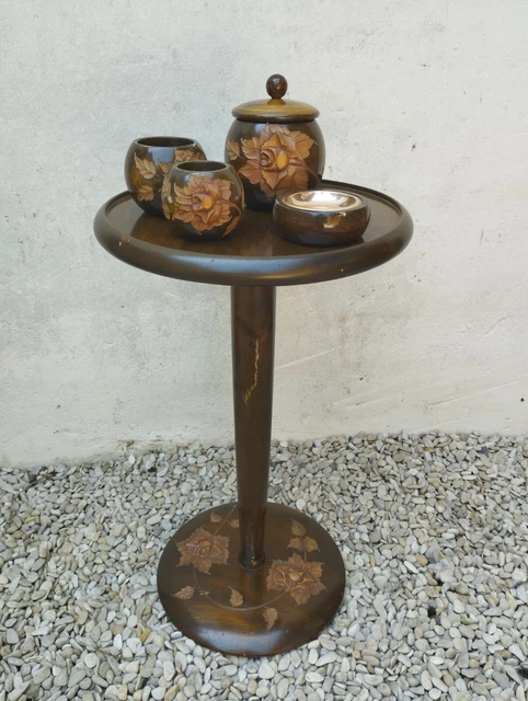 Table avec nécessaire de fumeur