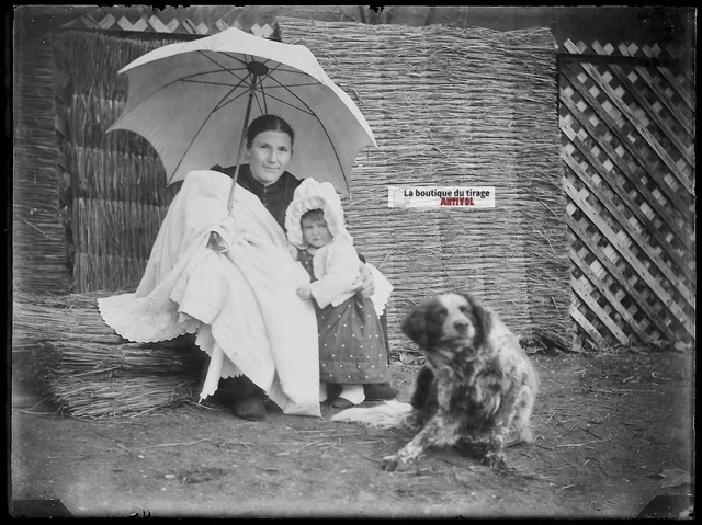 Plaque verre photo ancien négatif noir et blanc 9x12 cm famille enfant chien