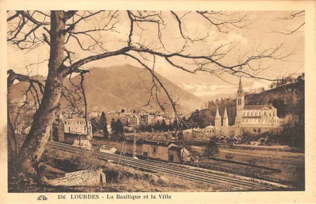 CPA Lourdes la basilique et la ville (149343)