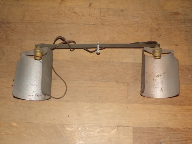 Ancienne applique industrielle double lampe ( 46 cm de long 16,5 cm de large )