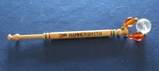 1 x Bobina de Encaje de Madera (con Lúteos) con inscripción "2do Hammersmith Encaje Day"