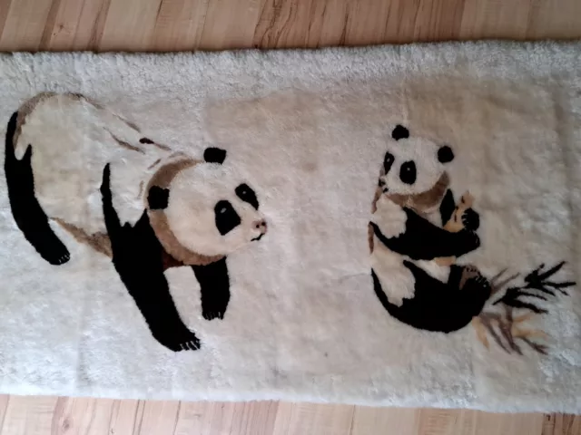 Fell Wandbehang  2 Pandabären, Fellart ?, leicht verschmutzt, 137x61cm