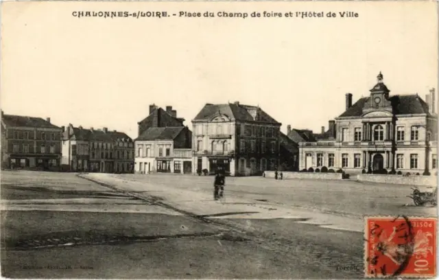 CPA Chalonnes-sur-LOIRE - Place du Champ de foire et l'Hotel de Ville (225792)