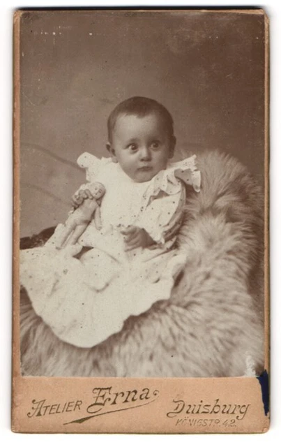 Fotografie Atelier Erna, Duisburg, Königstr. 42, Süßes Kleinkind im Kleid mit P