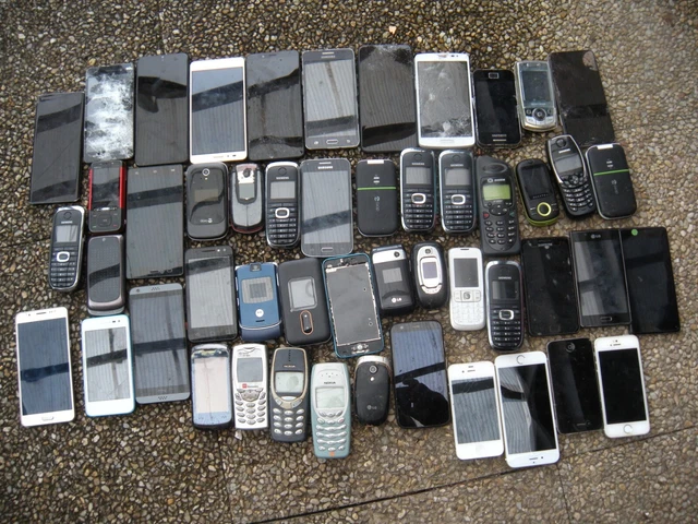 10 Téléphones Portables Sony Ericsson W595 Rose – Pour Pièces Détachées (Lot)