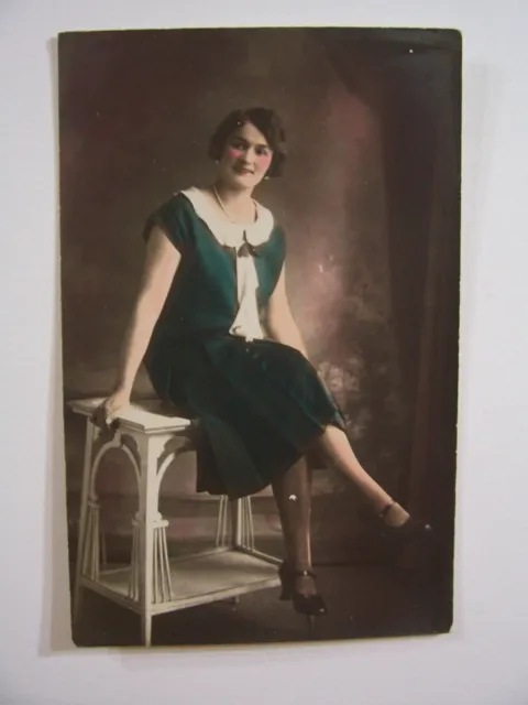 CPA  - ( Photo-Carte couleur ) - Jeune Femme assise / Robe des années 1910 ( ? )