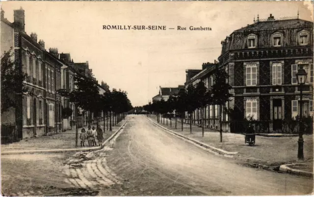 CPA ROMILLY-sur-SEINE Rue Gambetta Aube (100890)