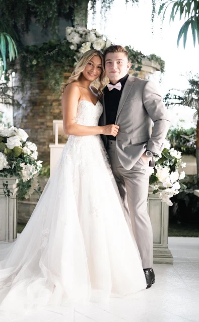 wedding dress white with flower details only worn twice sweetheart neckline  