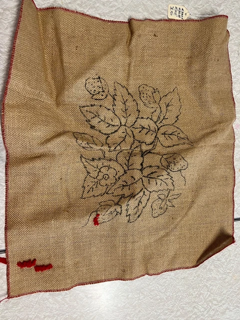Alfombra primitiva patrón de enganche fresas 10 X 12" cantidad muy pequeña hecha