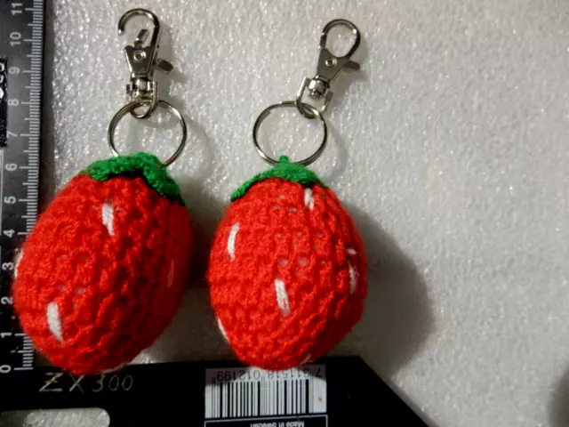 NEU Häkel 2 Stück Erdbeeren Schlüsselanhänger Amigurumi gehäkelt Handarbeit