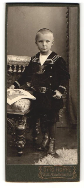 Fotografie Otto Hoppe, Celle, Portrait niedlicher Knabe im Matrosenanzug