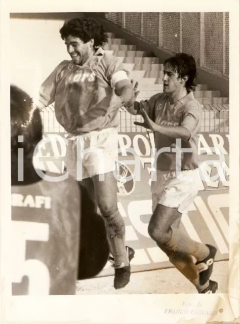 1985 ca NAPOLI Calcio MARADONA e Fernando DE NAPOLI scherzano DANNEGGIATA *Foto