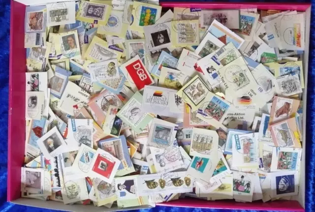 Bund über 2000 Stück Sonderbriefmarken auf Papier , Kiloware