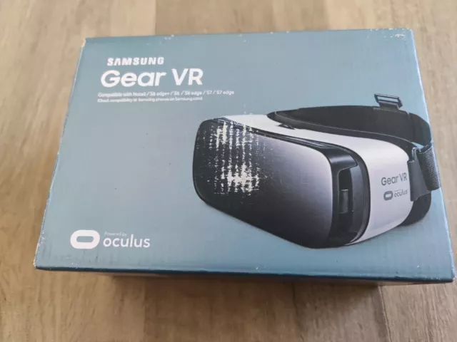 Samsung Gear VR SM-R322 Virtual Reality White Headset Powered By Oculus