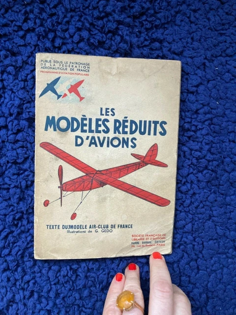 Une Grande Collection De Modèles Réduits D'avions Et De Porte Avions