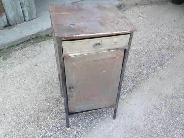 Ancienne petite armoire en métal ou chevet déco industriel atelier usine décapé