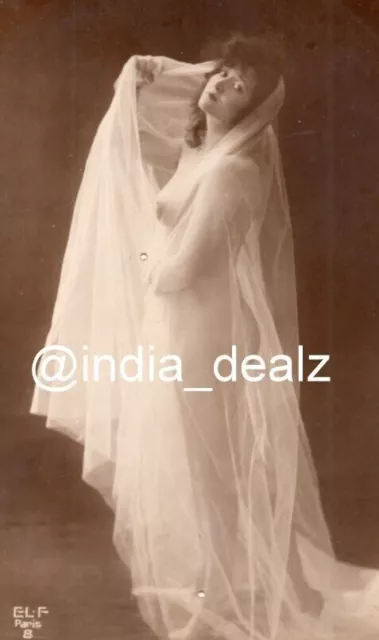 Postal de la década de 1920 con modelo de mujer hermosa francesa posando...