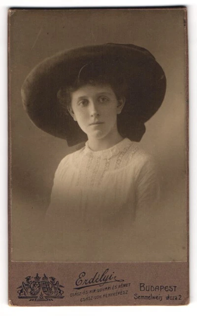Fotografie Erdelyi, Budapest, junge Dame in weißer Bluse mit breitem Hut