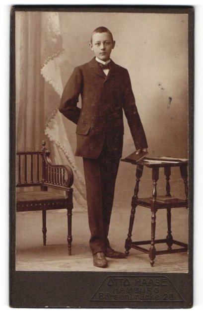 Fotografie Otto Haase, Hamburg, Portrait hübscher Bube im Anzug und Buch in der
