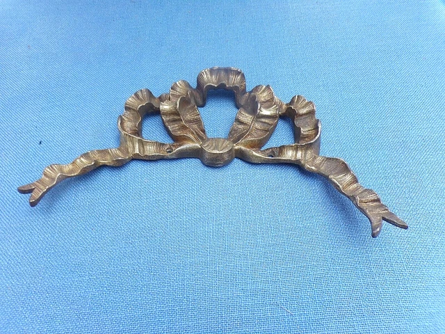 Ancien gros noeud Louis XVI en bronze massif d'ornement de meuble-petit fronton