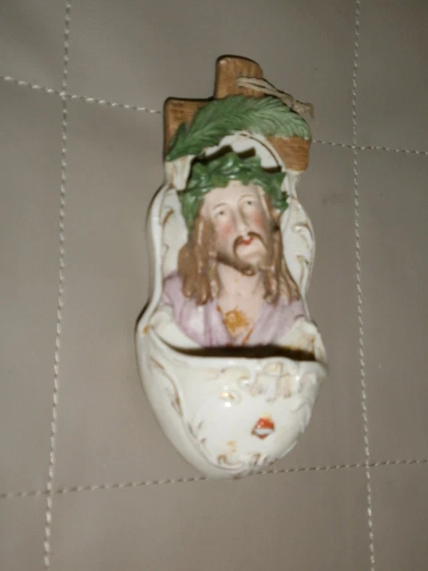 ANCIEN BÉNITIER MURALE/H.17cm/PORCELAINE BISCUIT/JESUS SOUFFRANT/EGLISE/CRUCIFIX