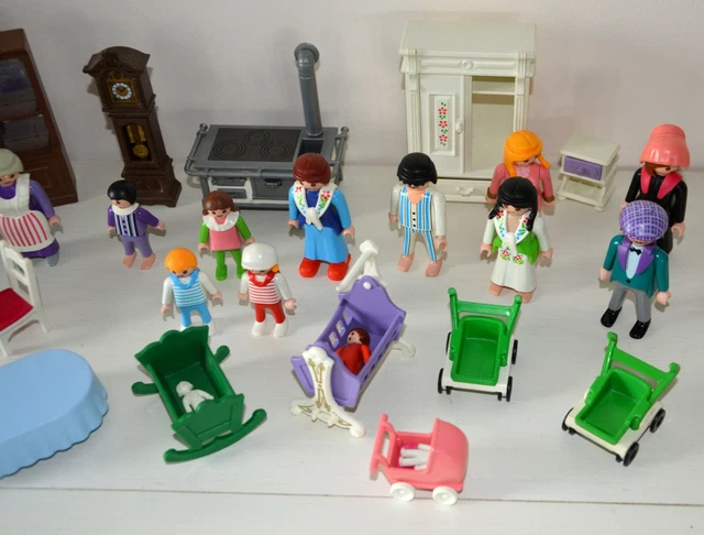 PLAYMOBIL : LOT divers avec deux personnages et différents accessoires
