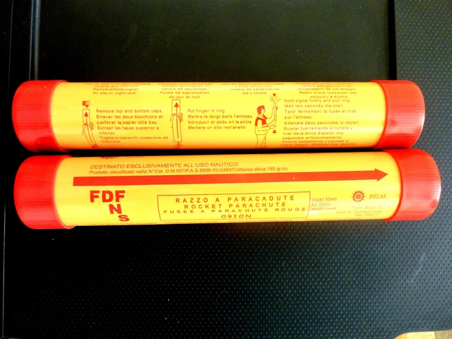 2 Fusées À Parachute  rouge -  Marque = solas -  type DSN-2A - 2013 - bateau
