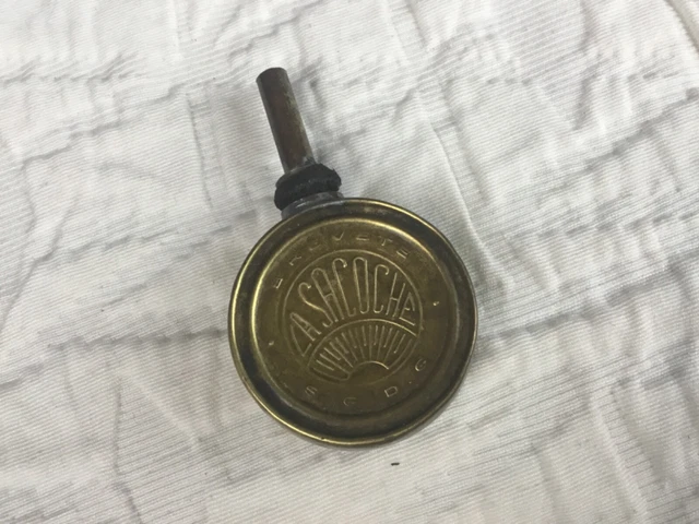Ancienne burette d'huile en tôle - Label Emmaüs