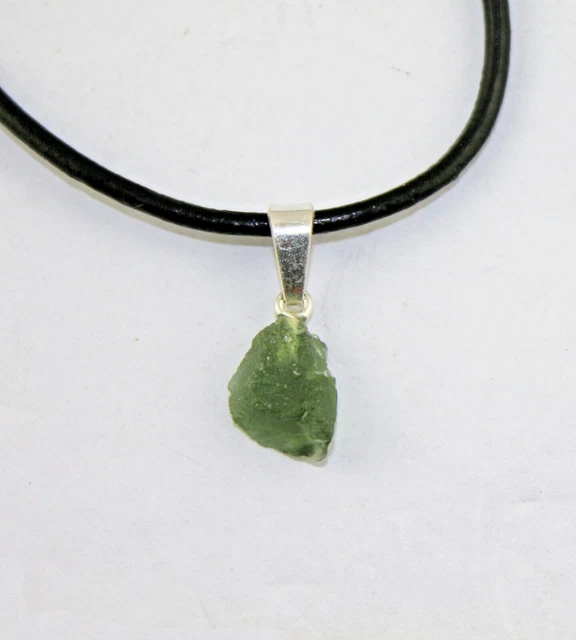 Collana a Sospensione IN Moldavite (0.70 Grammi - 006)
