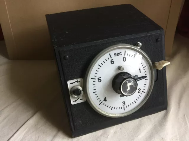 Un antiguo temporizador mecánico de cuarto oscuro fotografía DBP de colección 6 y 60 segundos.