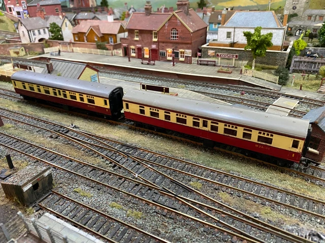 2 X TRI-ANG R29/221 Main Line Composite Coaches Blood and Custard Nice ...