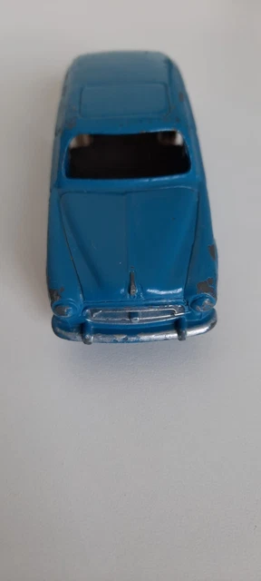 DINKY TOYS  ref 24 B  PEUGEOT 403 berline sans vitre bleu nattier