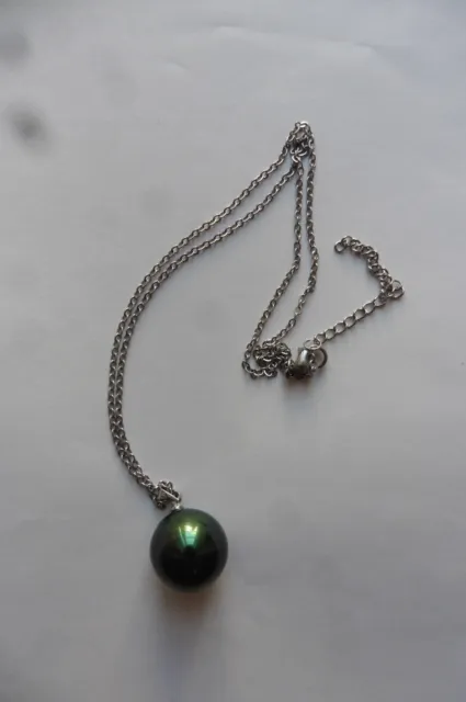 Neuf - Collier pendentif perle de culture gris noir irisée sur chaîne argentée