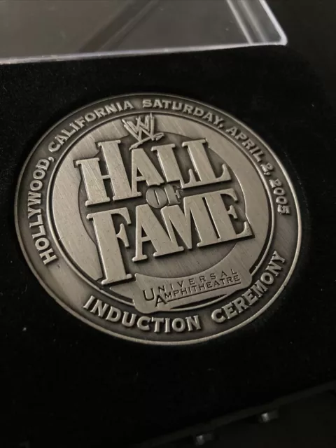 *RARE* WWE Hall Of Fame 2005 Coin WrestleMania 21 Hulk Hogan Rowdy Roddy Piper 2