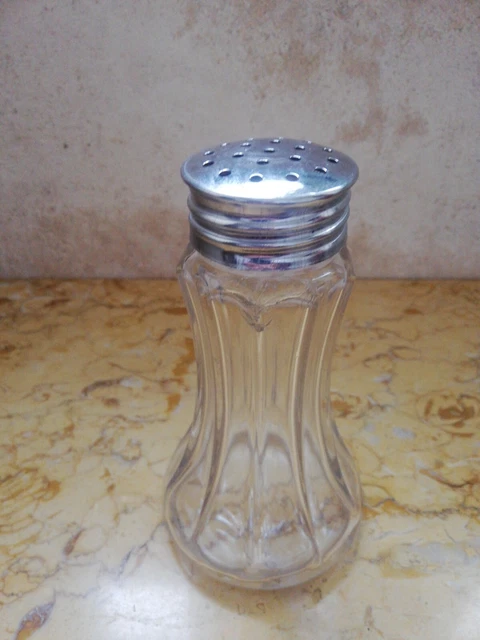 Salière Saupoudreuse En Verre à Pans Coupés Et Métal Argenté – Occasion Très Bon état