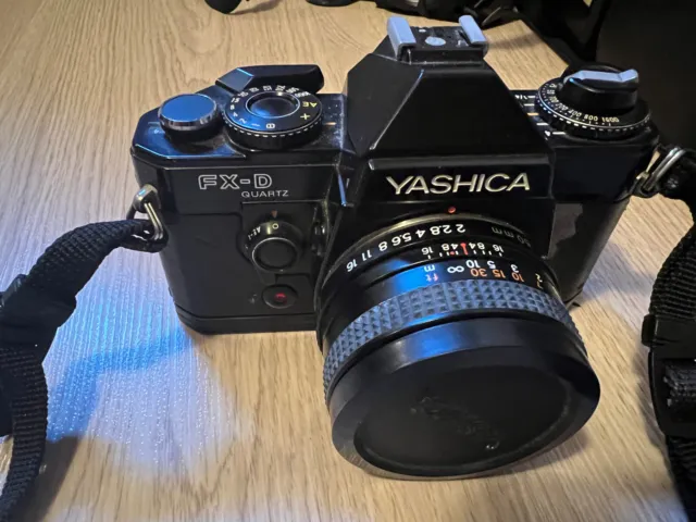 Yashica FX-D Quartz mit 50 mm Objektiv 1:1,7  / 37.4