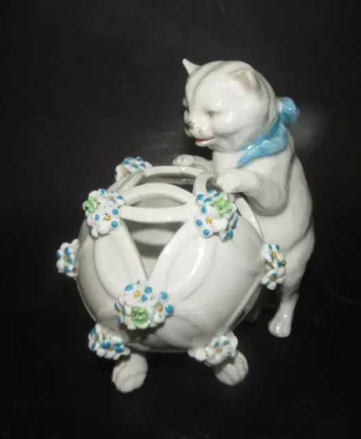 Chat vase PORCELAINE POLYCHROME FIN XIXe par SITZENDORF ? german cat ball vase