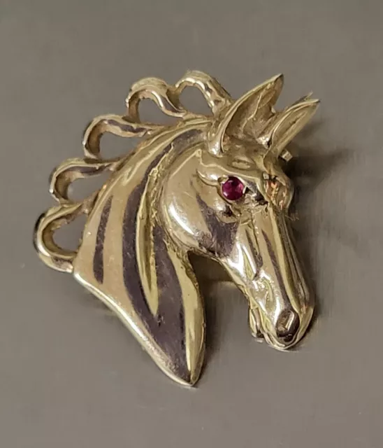 SMALL 9CT GOLD NOVELTY HORSE BROOCH. RUBY EYES. Ref:eed.