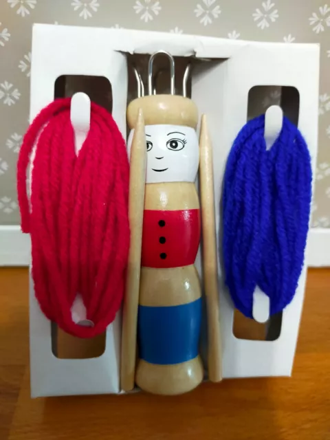 Tricotin vintage en bois, bleu blanc rouge AVEC LAINE ROUGE ET BLEU ET AIGUILLE