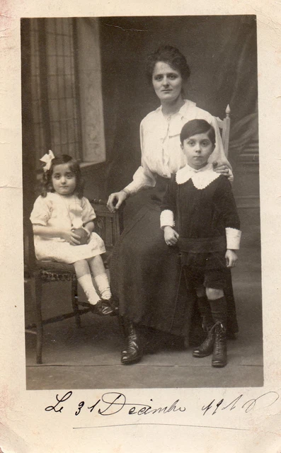 BK644 Carte Photo vintage card RPPC femme enfant mode fashion assis chaise