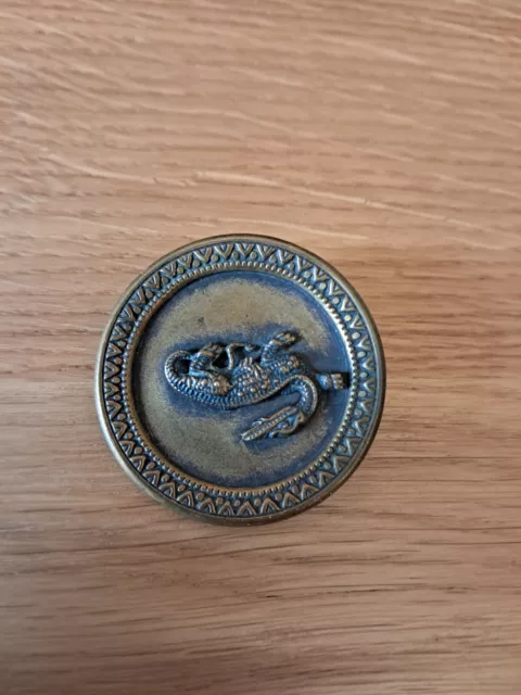 Ancien Gros Bouton Diametre 35Mm Metal Embouti Dragon A Identifier