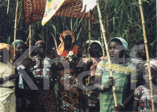 altes Foto Afrika Belgisch Kongo, Frauen mit Sonnenschutz, 1956, 1950er, 11x15cm