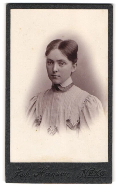 Fotografie Joh. Hansen, Nexö, Ferskesögade, Portrait junge Dame mit moderner Fr