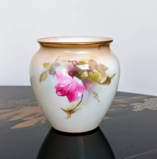 c.1926 ROYAL WORCESTER CHINA BLUSH IVORY 3" VASE SHAPE 2491 HAND PAINTED 'ROSES' 3