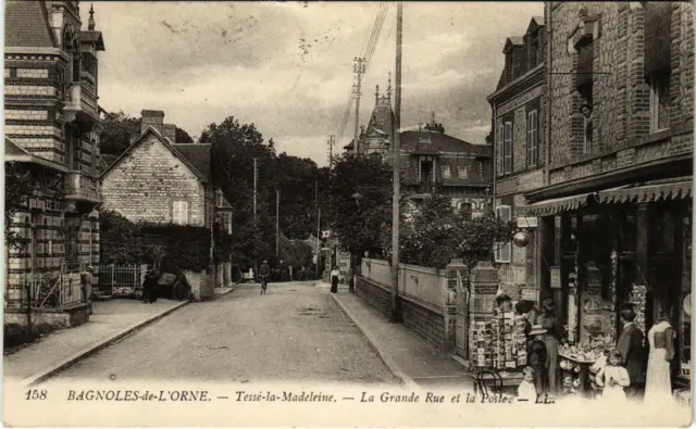 CPA Bagnoles de L'Orne - Le Grande Rue et la Postes (800511)