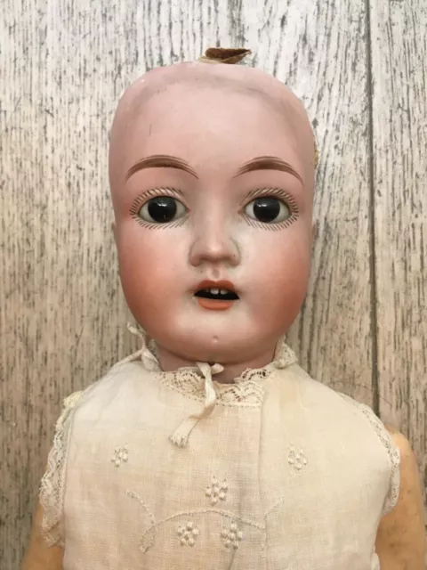 Bambola antica sale